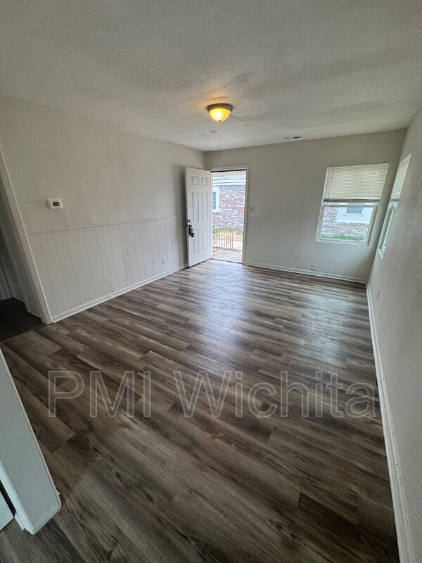 Building Photo - 820 S Water St