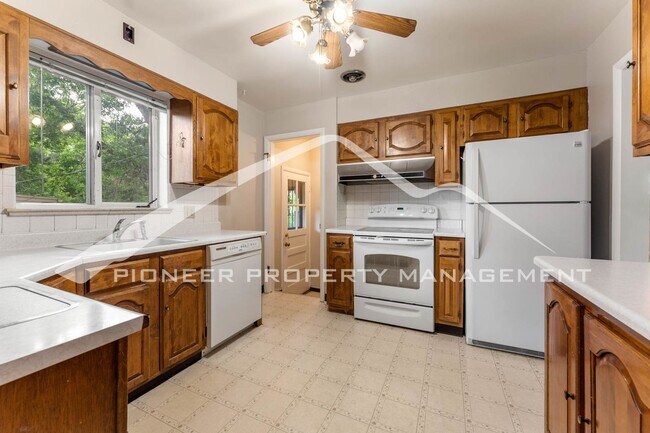 Foto del edificio - Charming Brick Ranch With Two Car Garage I...