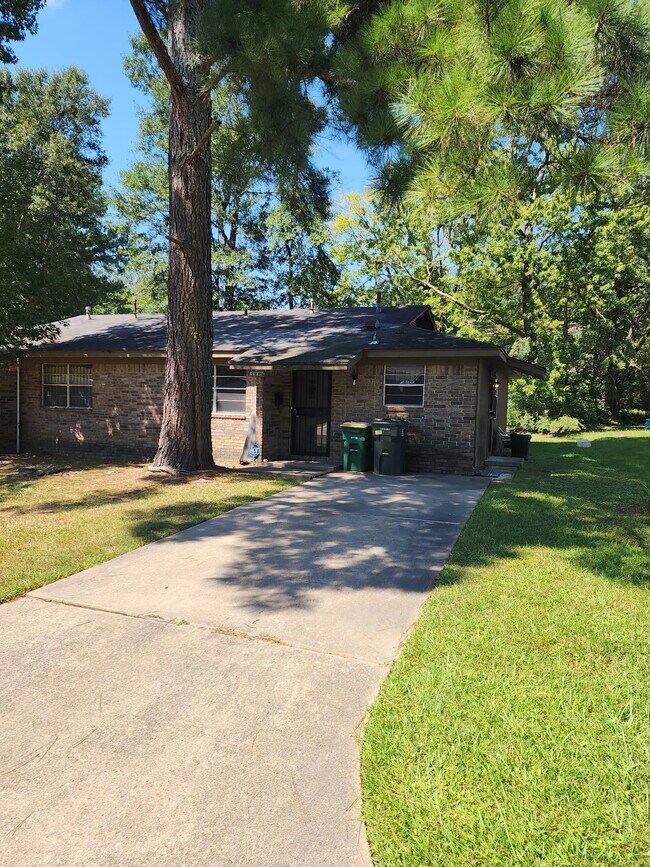 Building Photo - 2306 Dorchester Dr