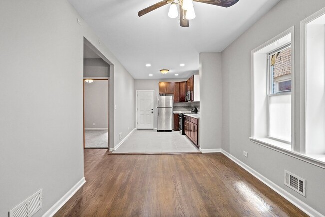 Foto del edificio - 1711 N Mayfield Ave