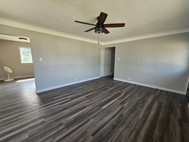 Building Photo - NE 3 bedroom 1 bath with garage near shopp...