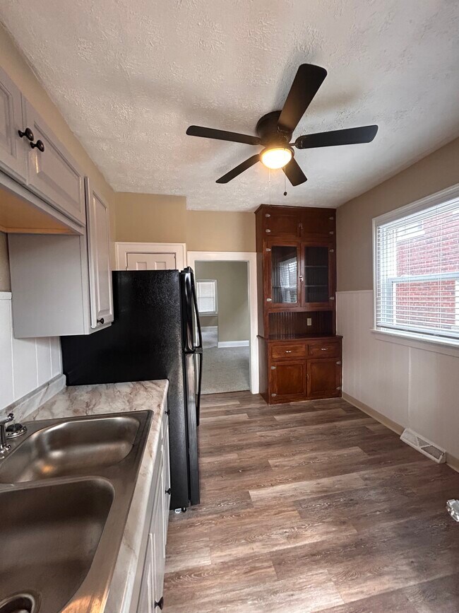 Building Photo - 4377 Saint Lawrence Ave