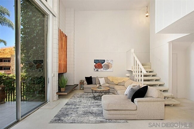 Building Photo - 2630 Torrey Pines Rd