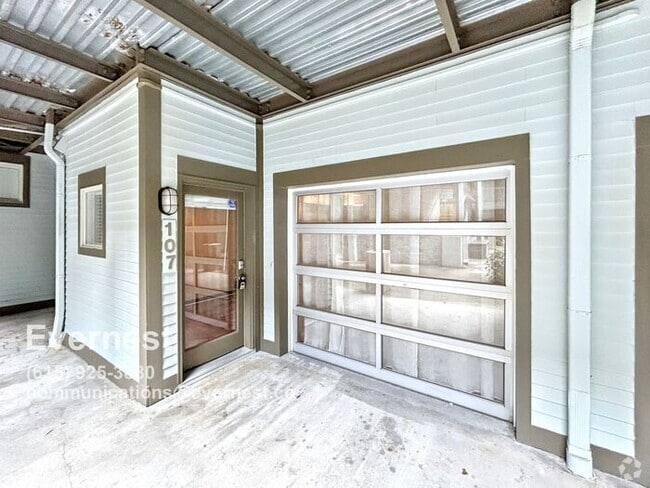 Building Photo - 807 18th Ave S