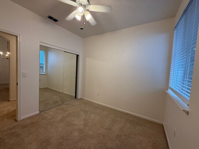 Foto del edificio - Luxurious Single Story in Gated Community