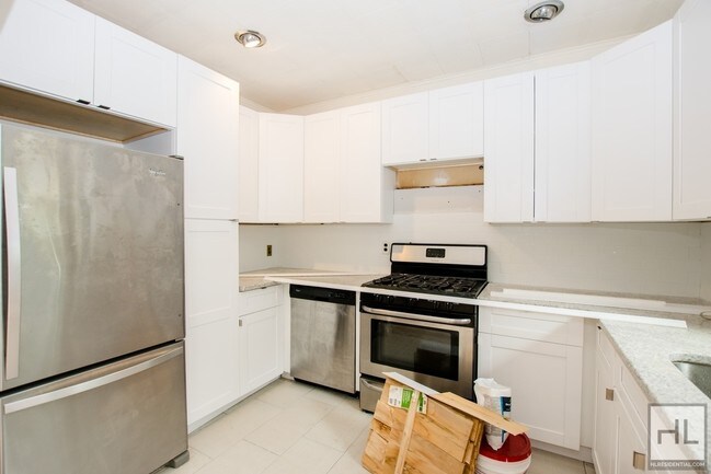 Building Photo - 306-305 5th Ave