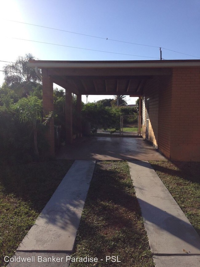 Building Photo - 305 SE Airoso Blvd