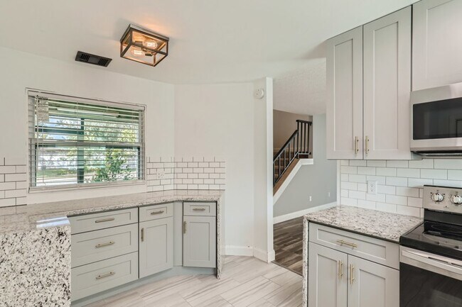 Foto del edificio - 587 Portland Cir