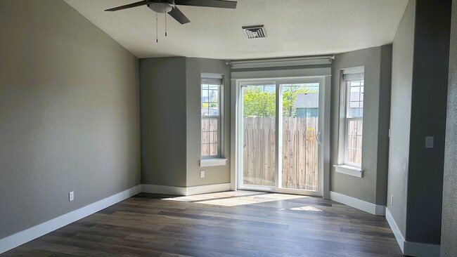 Foto del edificio - Fantastic 3 Bedroom 2 Bath House in Green!