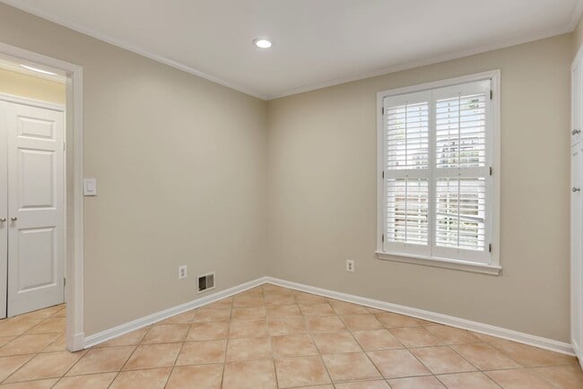 Building Photo - 2 Bed 2 Bath - Bethesda Condo - Large Outd...