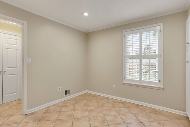 Foto del edificio - 2 Bed 2 Bath - Bethesda Condo - Large Outd...