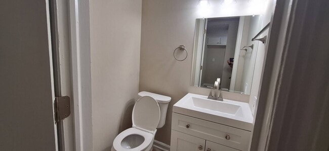 Building Photo - Charming 2 bedroom home - Open To Section 8