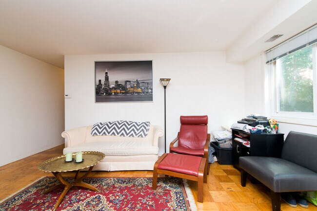 Foto del edificio - 3433 Mt Pleasant St NW