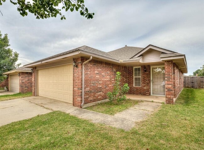 Photo - Charming 3 Bedroom Home in Yukon with Modern Updates