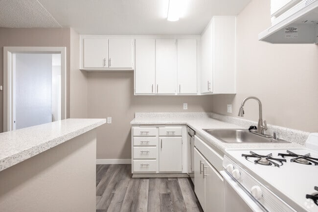 1 habitación, 1 baño - 600 pies cuadrados - Cocina - Fountain Creek Apartments