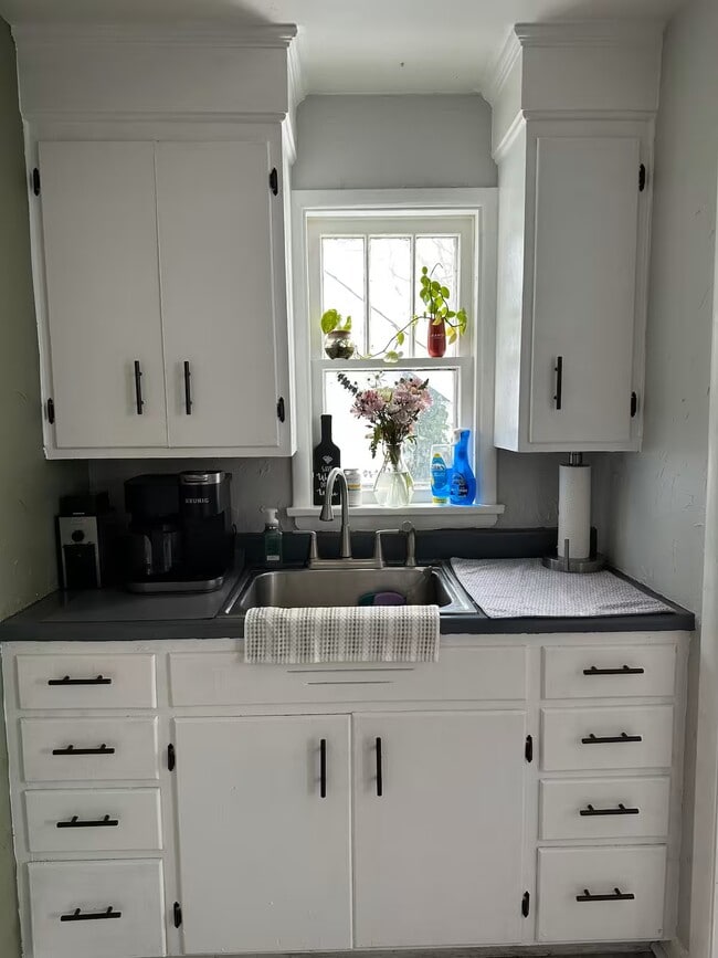 Building Photo - 211 S Oak St