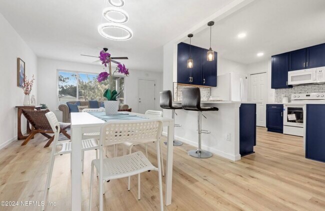 Foto del edificio - 7027 Holiday Rd N