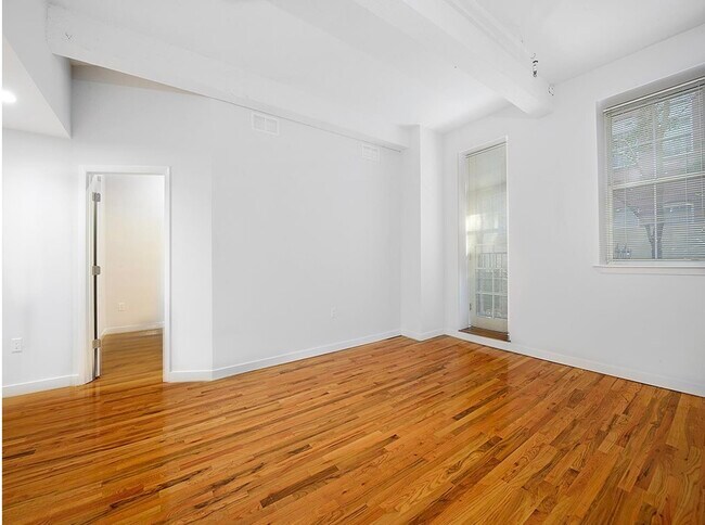 Foto del edificio - 1034 Clinton St