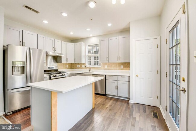 Building Photo - 7742 Valley Oak Dr