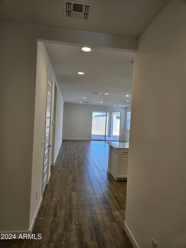 Foto del edificio - 8034 E Peterson Ave