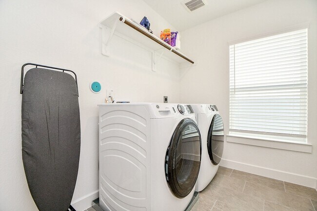 Foto del edificio - 2210 Via Laura Ln