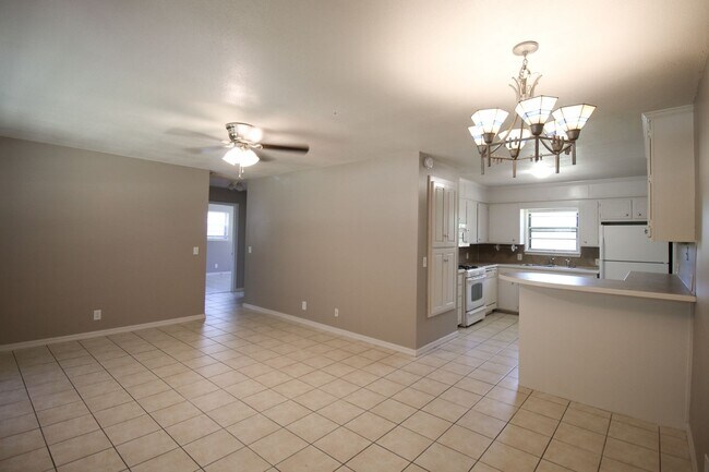 Building Photo - Stunning 3 Bed 1.5 Bath In Quiet Neighborhood