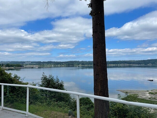 Foto del edificio - NEW PRICE !!!!!Stunning waterfront with 2 ...