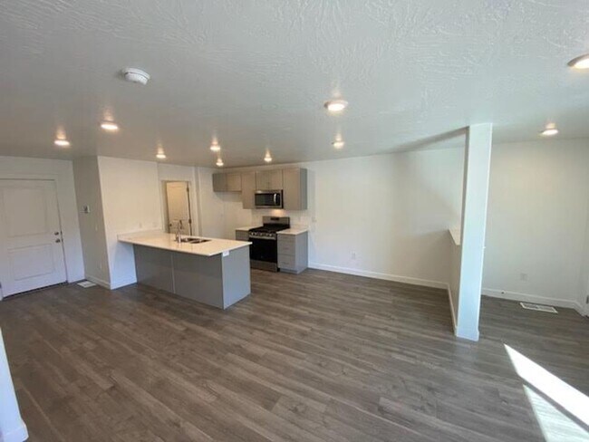 Foto del edificio - Coming Soon! 3 Bedroom 2 bath with Garage-...