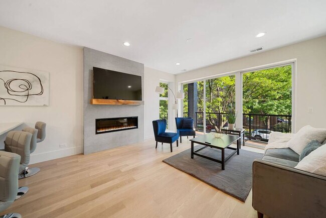 Foto del edificio - 2110 W Washington Blvd