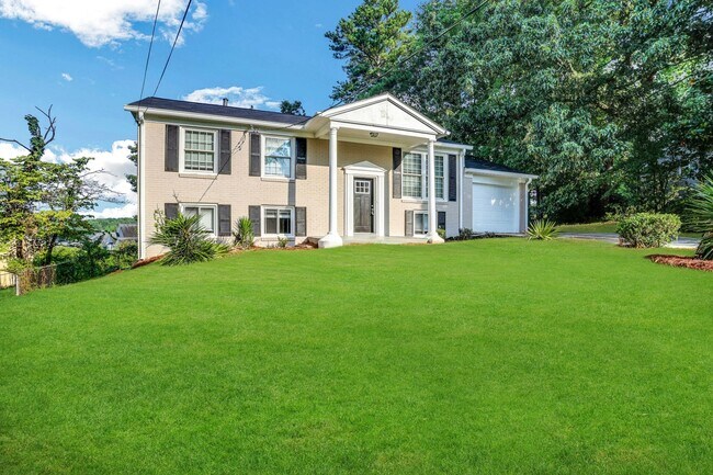 Building Photo - 2853 Port Royal Ln