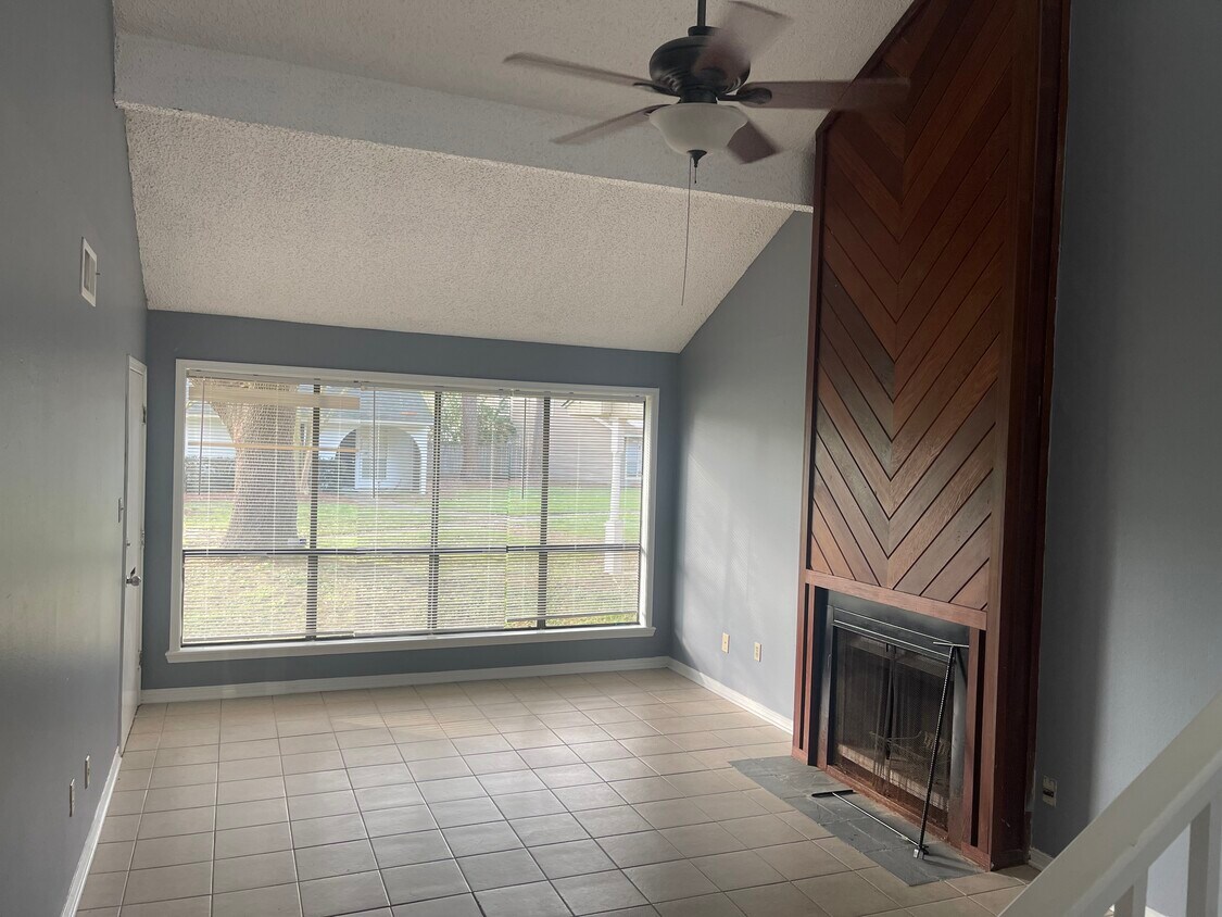 Living room - 1314 Sharlo Ave