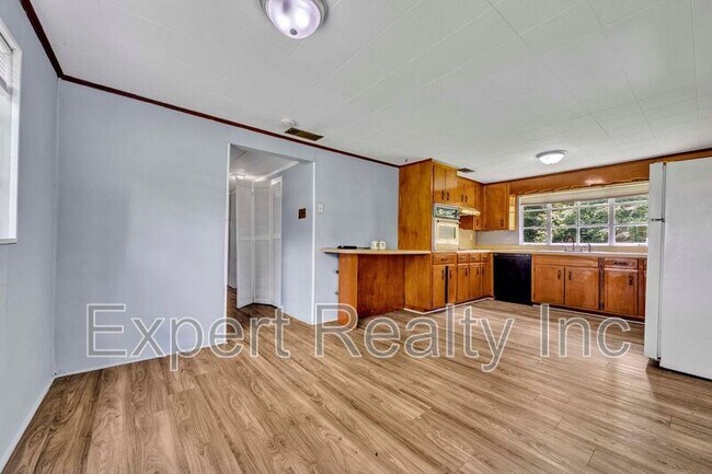 Building Photo - 216 Meadowood Ave