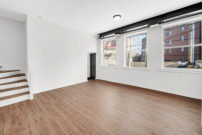 Foto del edificio - 1225 N Milwaukee Ave