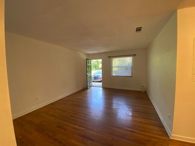 Building Photo - 531 E Van Buren St