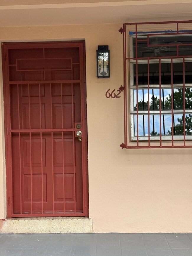 Entrada de la puerta principal - 662 NE 132nd St