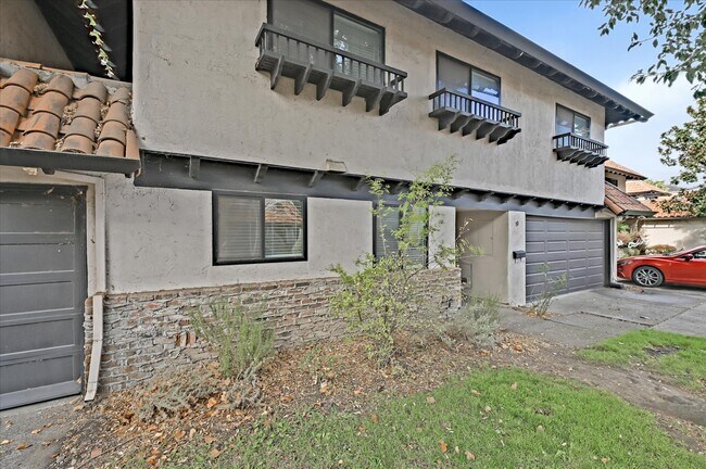 Building Photo - 10 Pueblo Dr