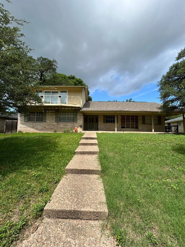 Building Photo - Spacious 5-Bedroom Home Steps from Walnut ...
