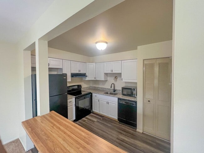 Building Photo - Adorable Condominium