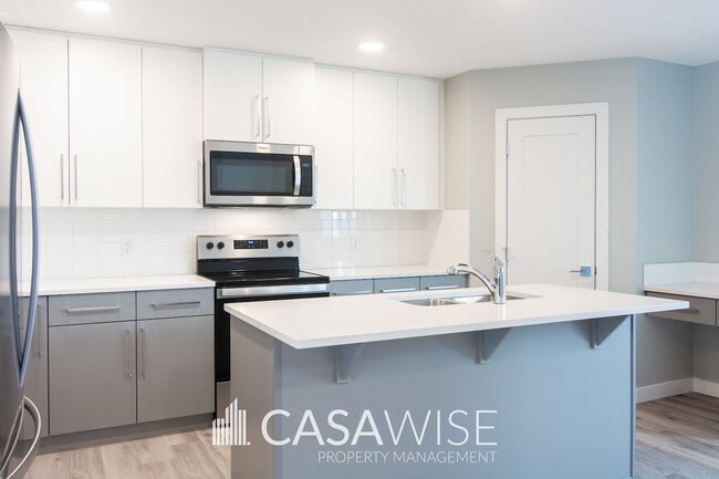 Building Photo - 6469-177A 177A Ave