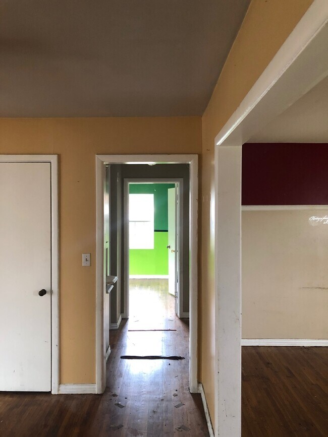 Foto del edificio - Nice three bedroom with hardwood floors, and Two car garage