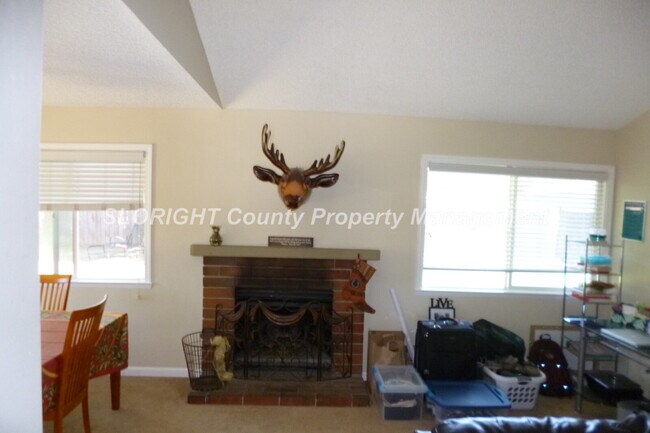 Foto del edificio - AVAILABLE AUGUST - 3 Bedroom SLO Home, Close to Shopping and Town