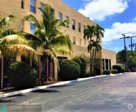 Building Photo - 2716 S Dixie Hwy