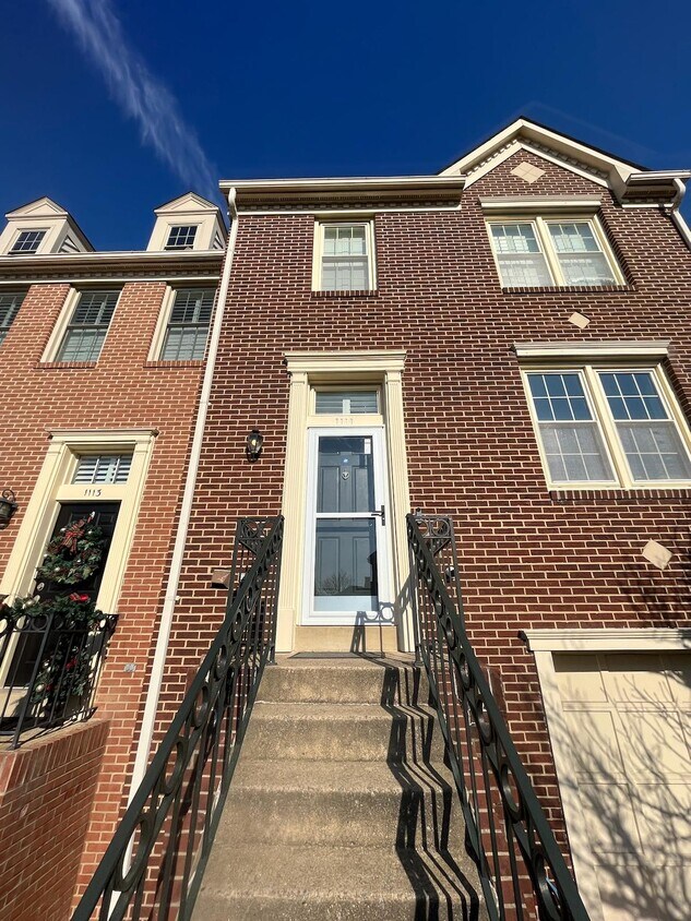 Primary Photo - 1111 Quaker Hill Ct