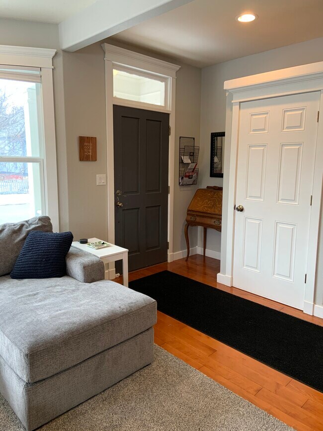 Entrance/Closet - 219 W Brown St