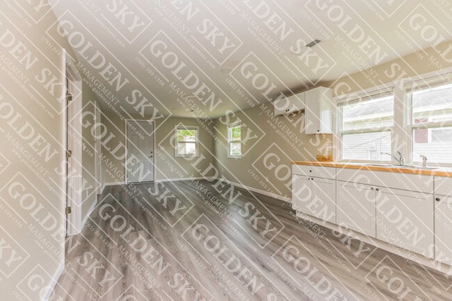 Building Photo - 2501 N Buckles St