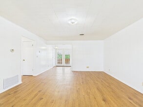 Building Photo - 126 Northwest Dr