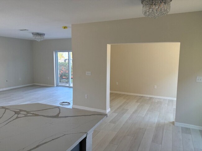 Foto del edificio - 4BR/3BA Two-Story Home in Hudson, FL – Mov...