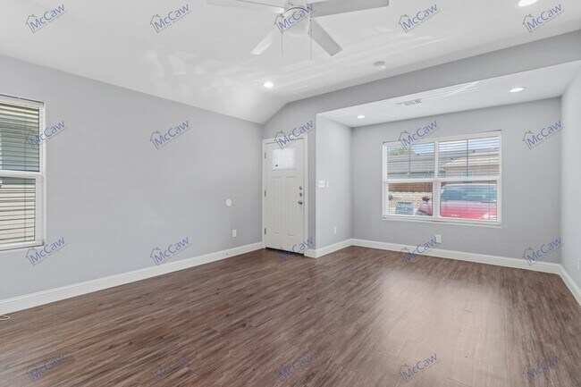 Building Photo - Classy 3/2 Duplex in Sherman!