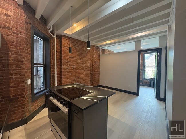 Building Photo - Mott Street