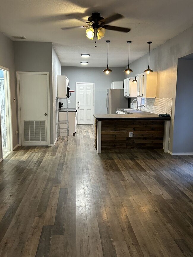 Building Photo - AVAILABLE NOW! 3Bedrooms 1 1/2Bathrooms - You Really Should Check This One Out!